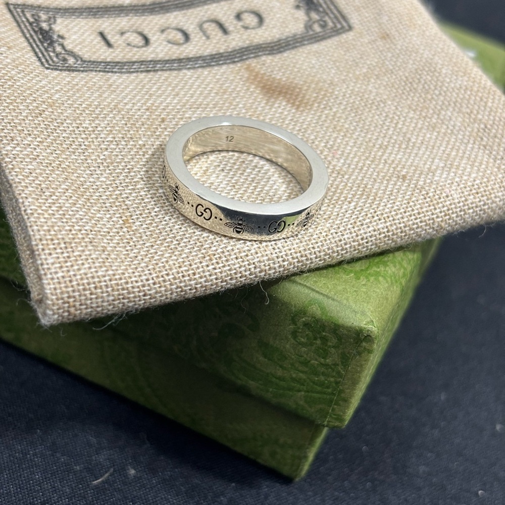 Gucci GG and Bee Engraved Silver Ring - Picture 2 of 9